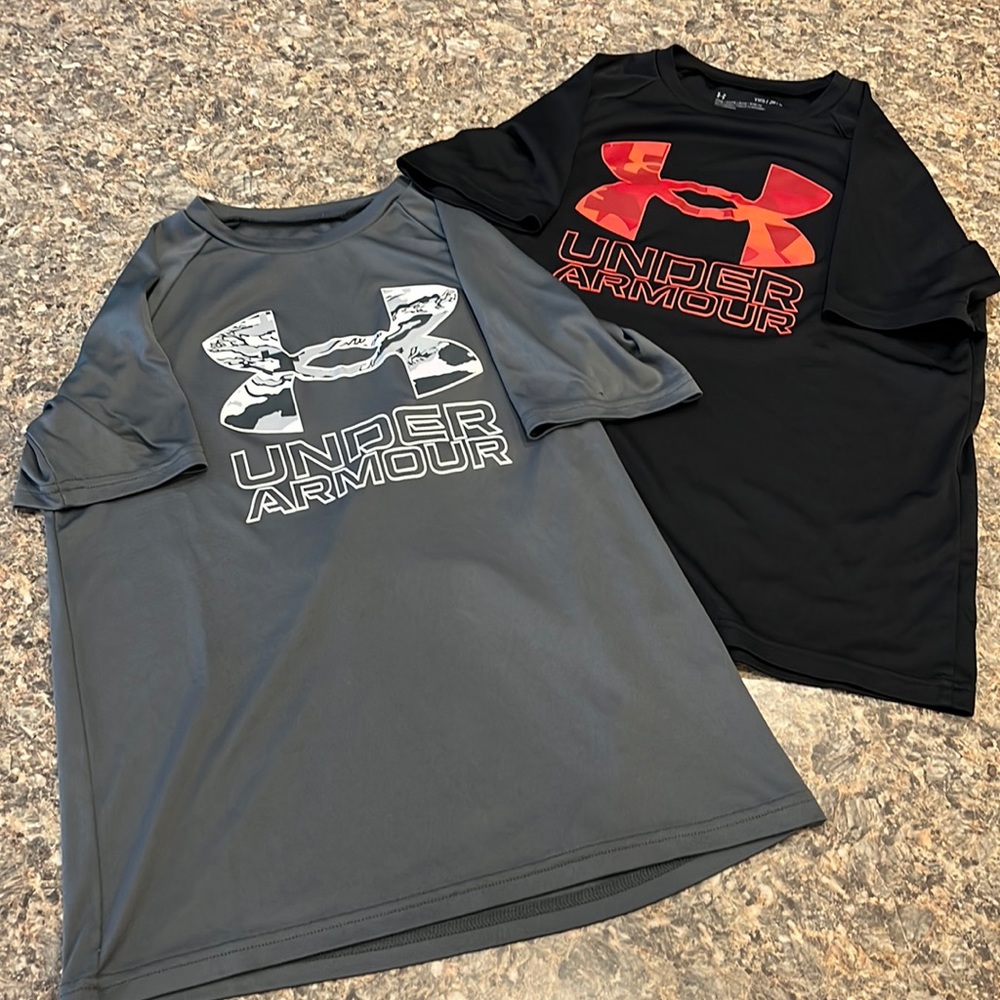 Set of 2 boys Under Armour Heat Gear t-shirts.